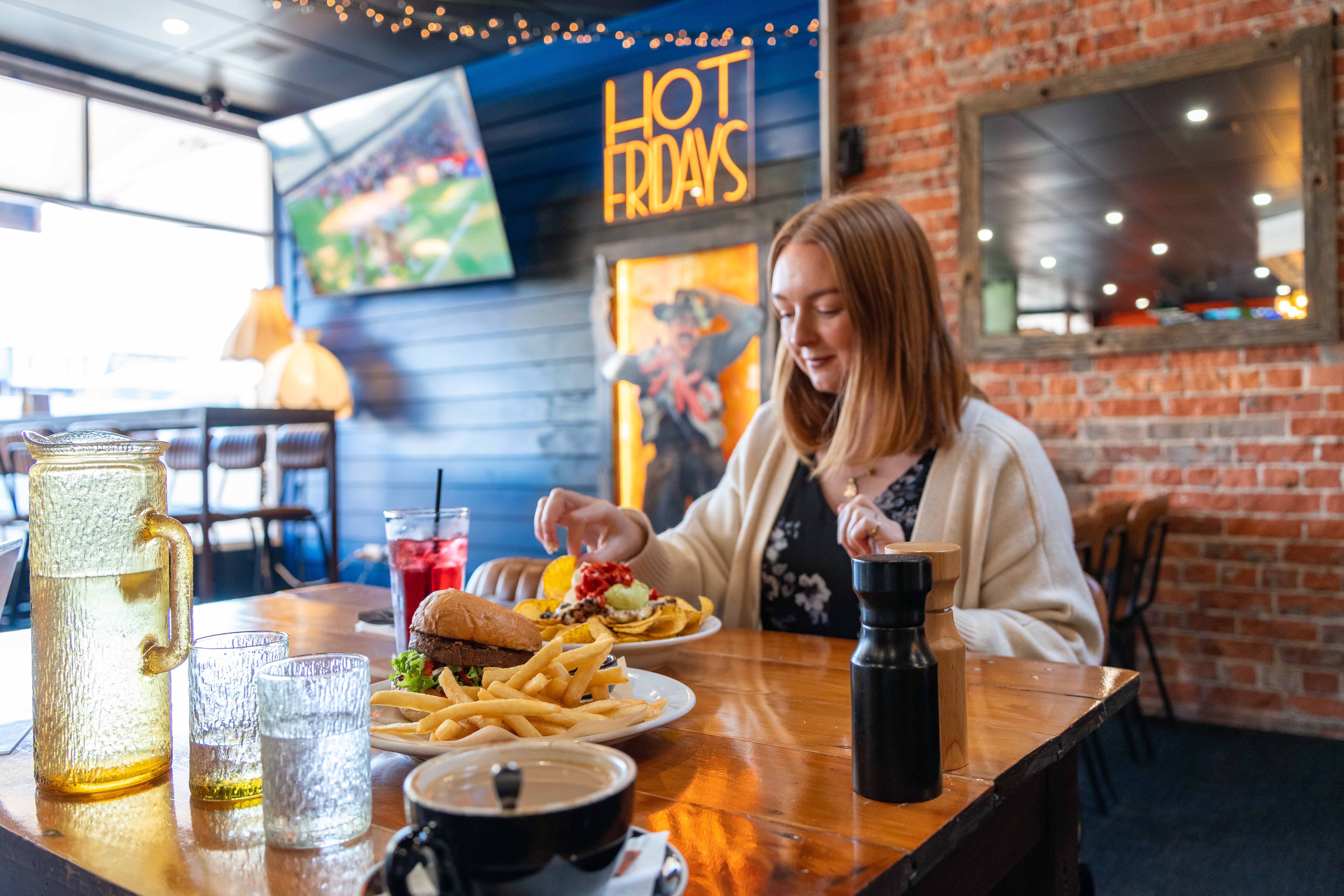 Hot Fridays - Bar & Eatery