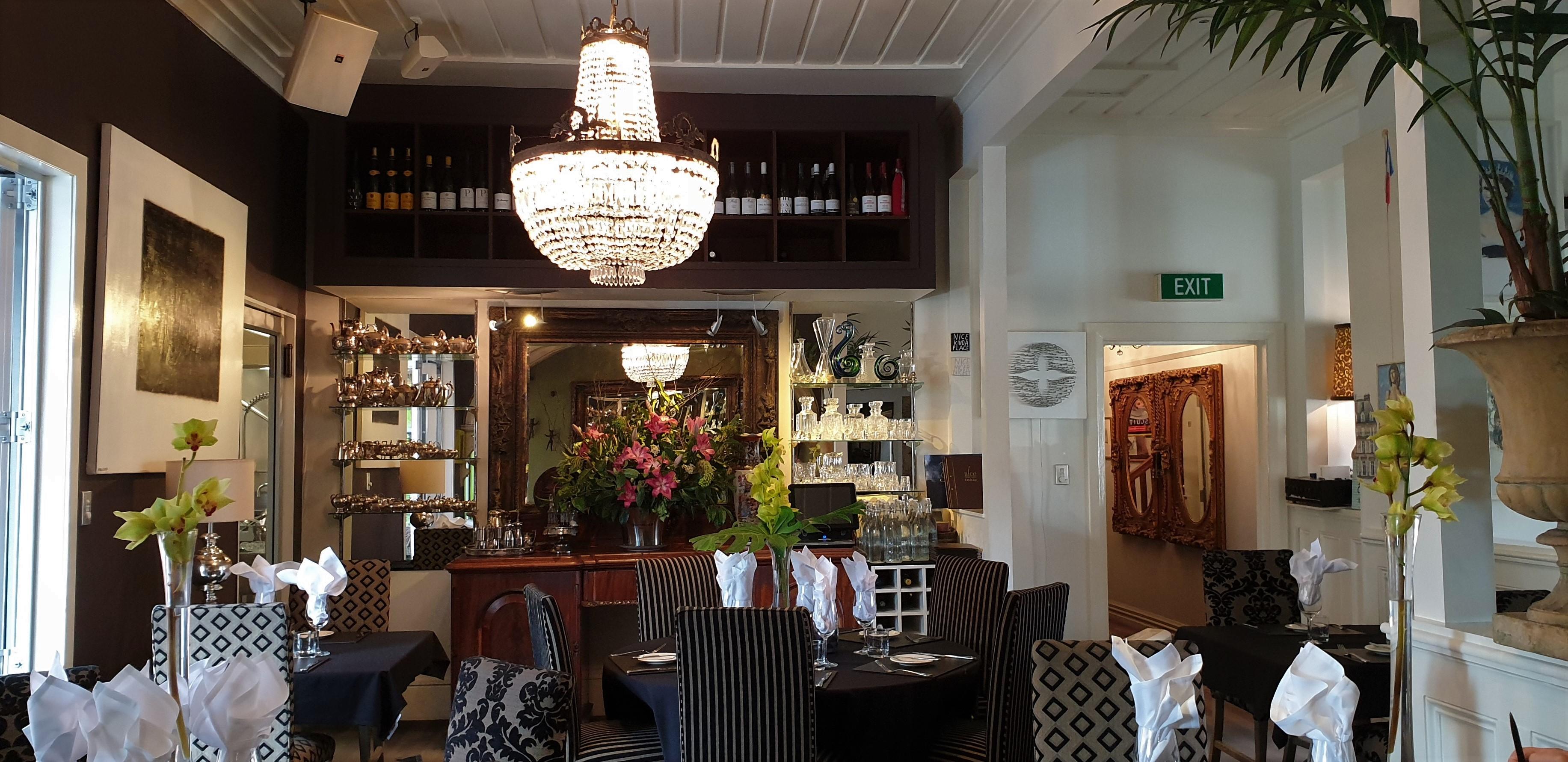 Lobby Bar & Table Restaurant