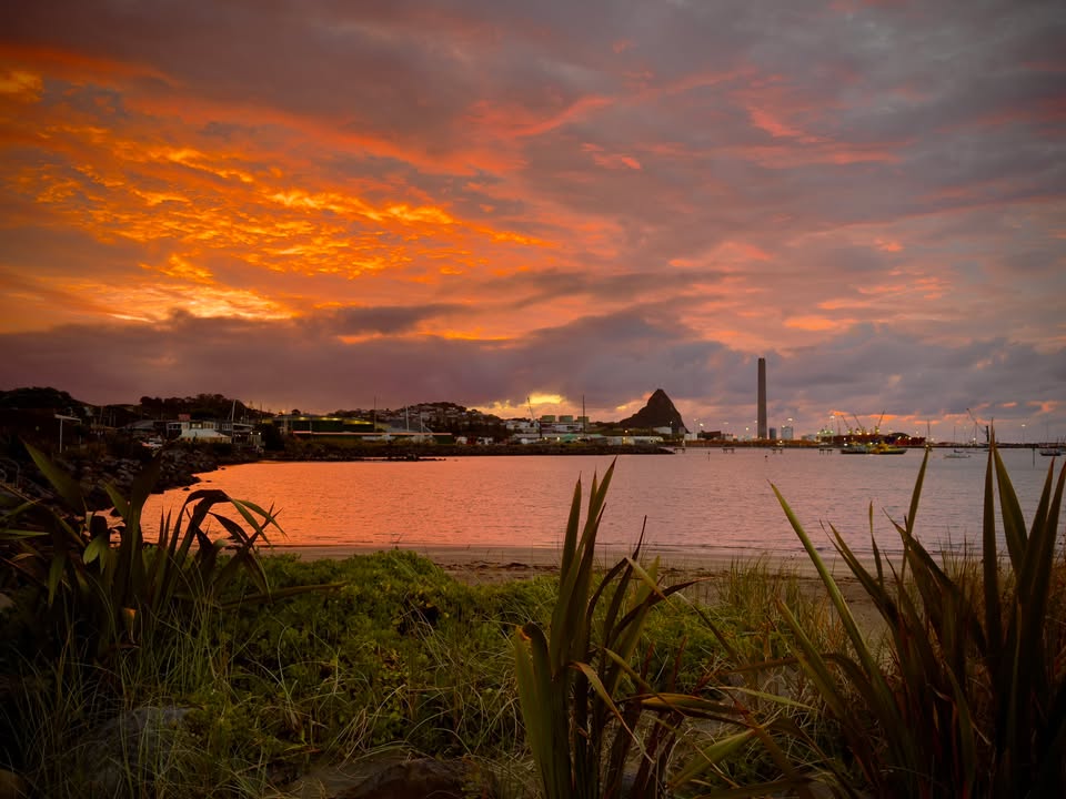 โ๏ธ Sunset last night in New Plymouth ๐